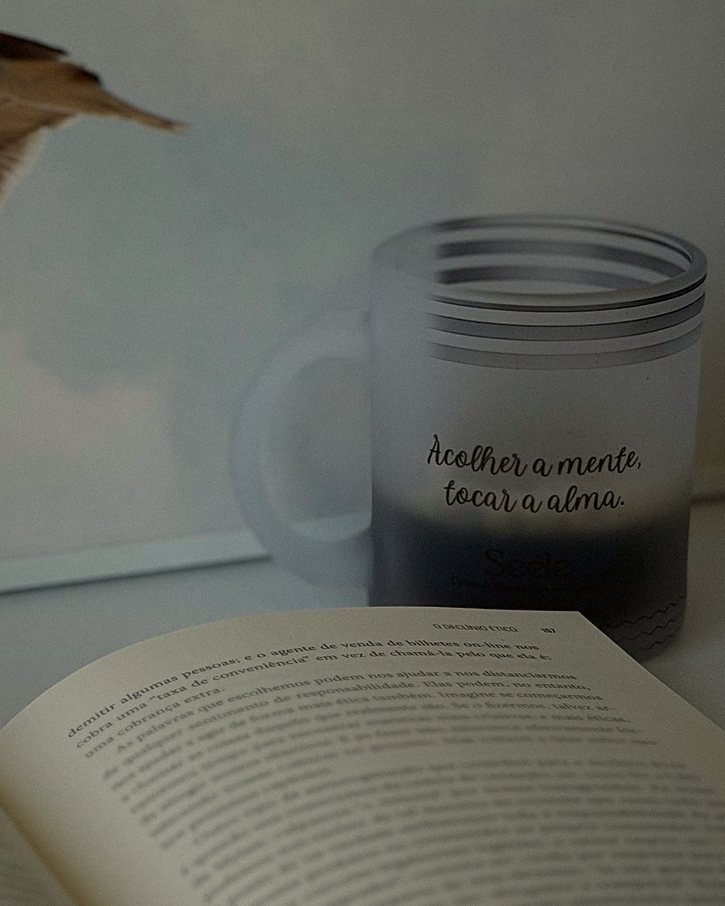 Caneca da Seele com a frase Acolher a mente, tocar a alma
