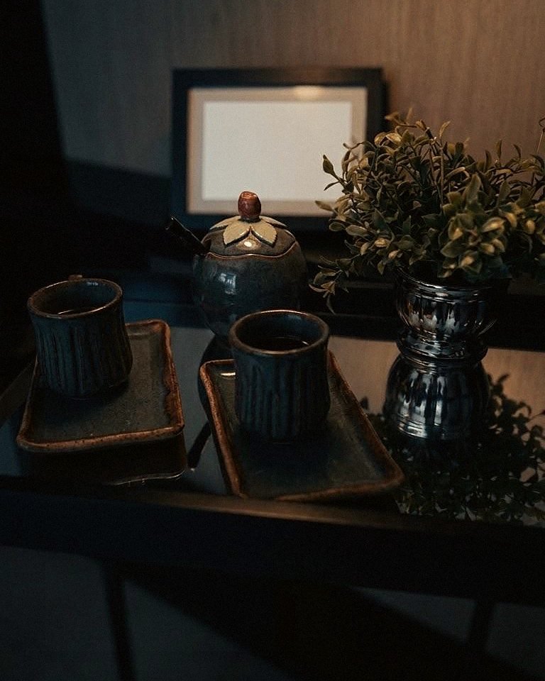 Mesa com xícaras de cerâmica e açucareiro