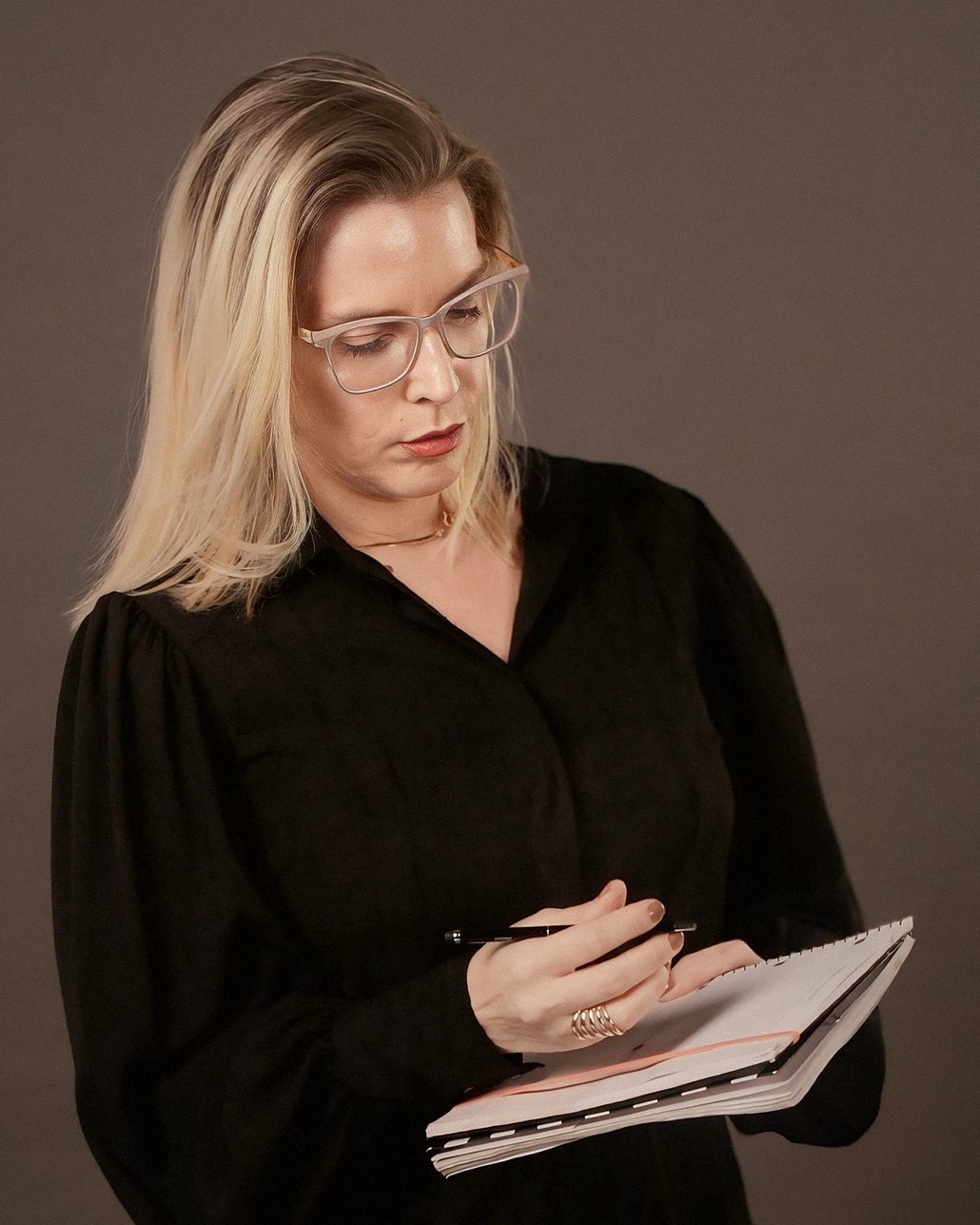 Lauren Pedroso fazendo anotações